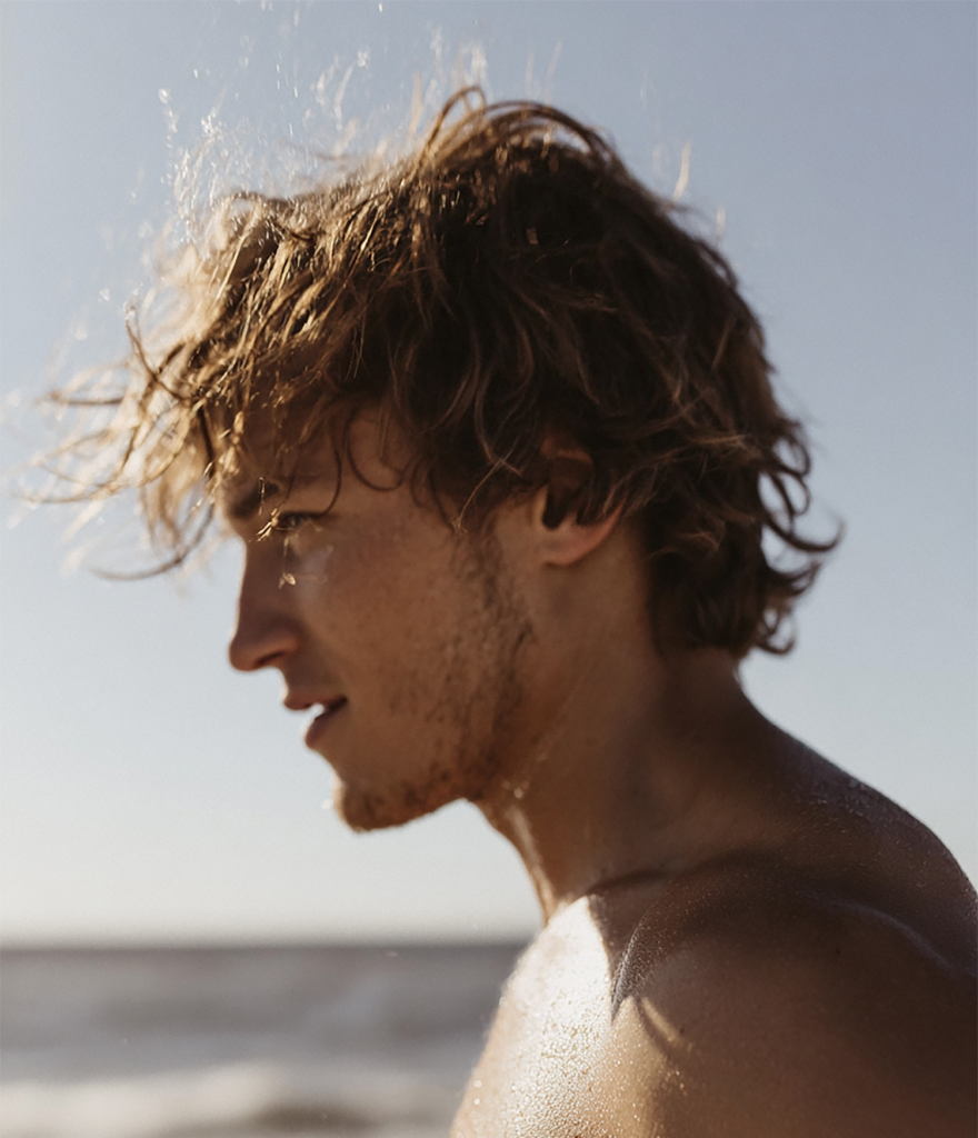 Homme face à la mer portrait