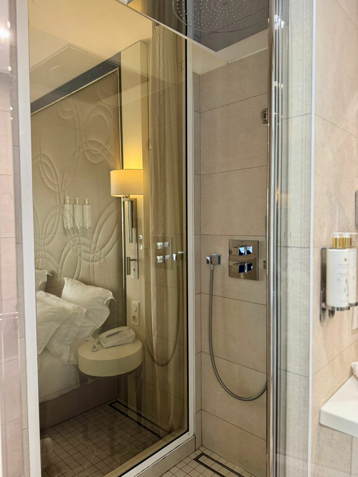 chambre d hotel saint jean de luz​