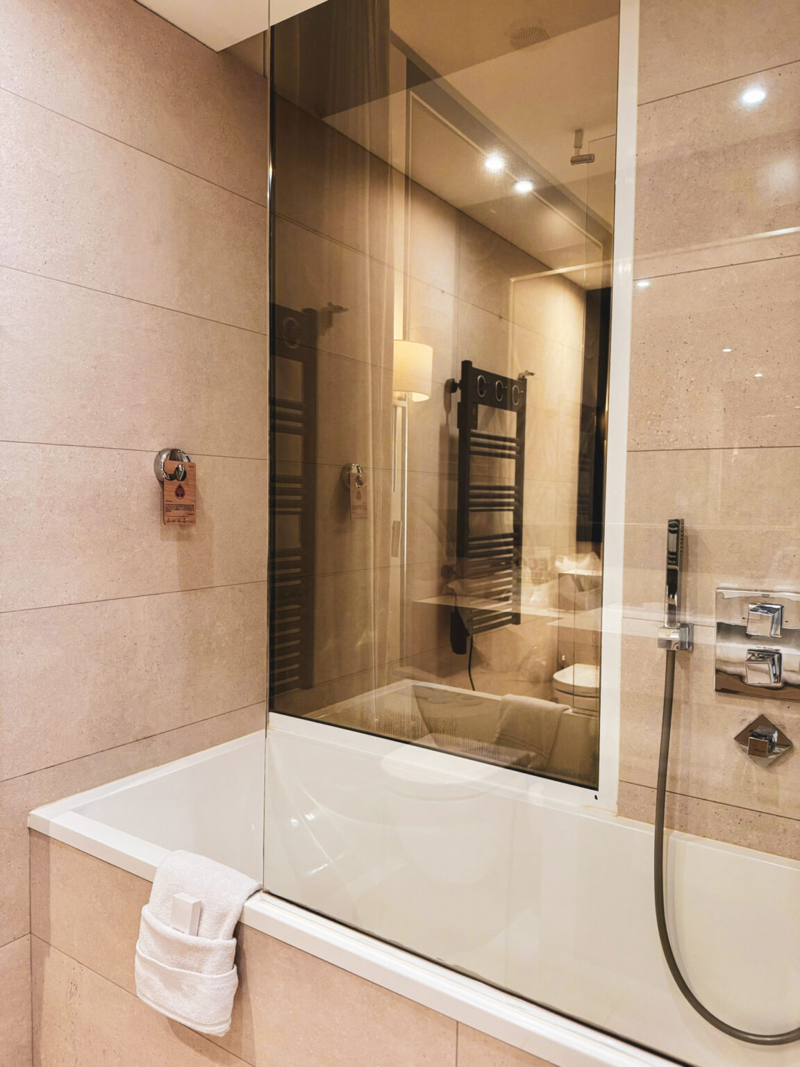 chambre-classique-vue-ville-luz-grand-hotel (1)