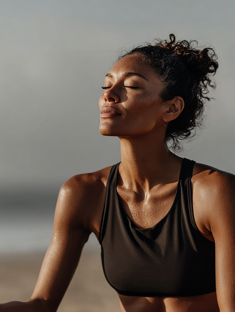 femme qui ferme les yeux sur la plage au soleil